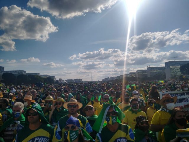 Milhares de pessoas participam de Movimento Brasil Verde e Amarelo em Brasília