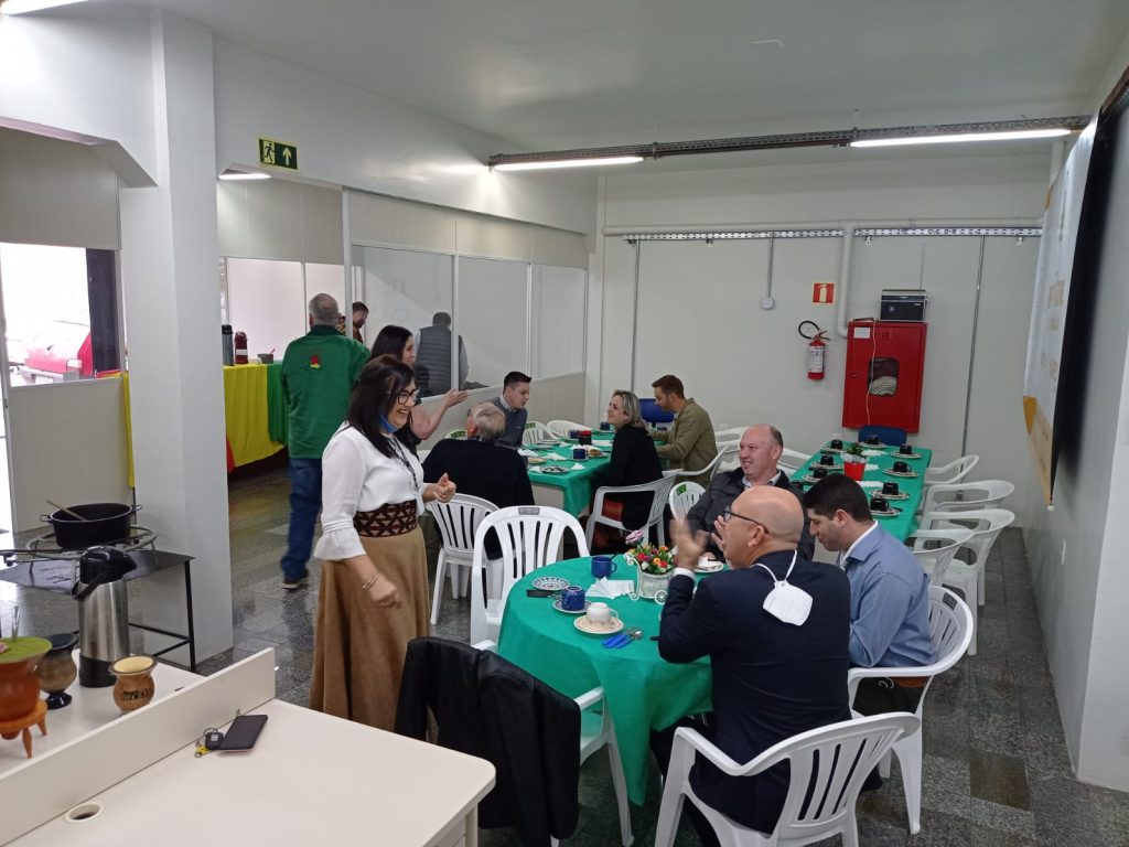 Grupo Ceres promove Café de Chaleira para lideranças políticas e empresários da região