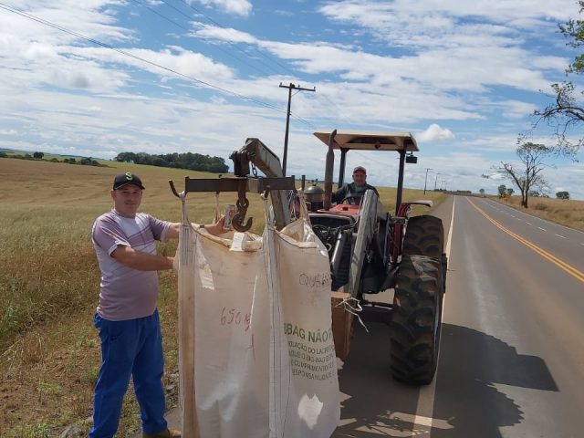 Agricultores fazem gesto nobre e recolhem lixo na RS 142