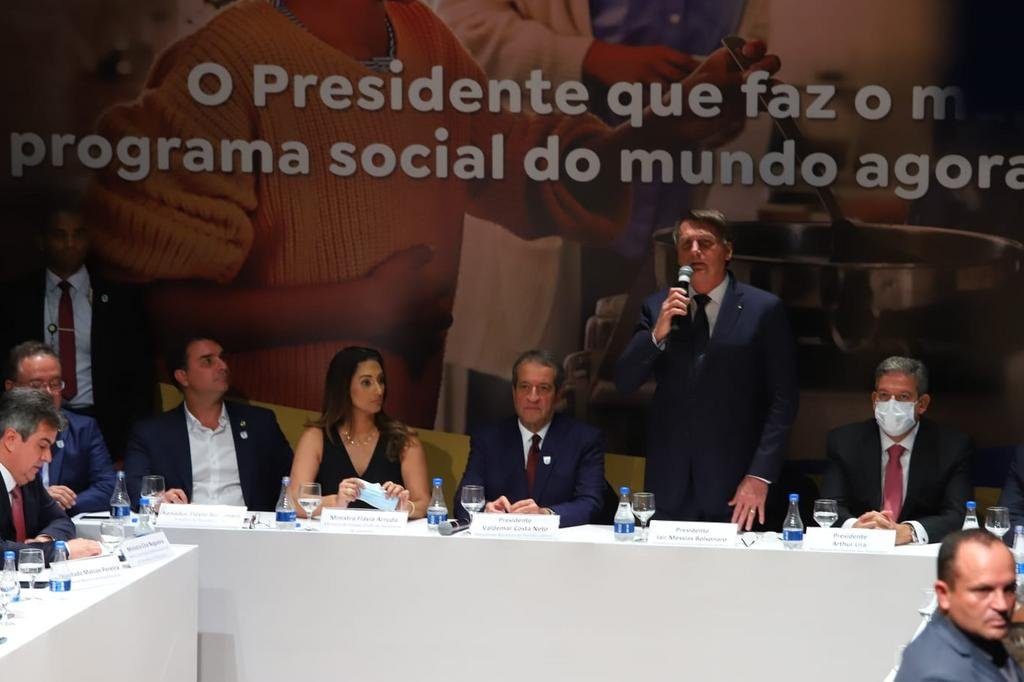 Bolsonaro assina ficha de filiação ao PL
